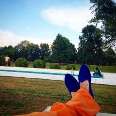 Scarpe blu cobalto con sfondo piscina