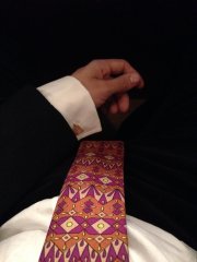 Outfit con cravatta Emilio Pucci e gemelli Francesi a catena