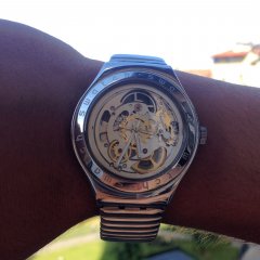 Bellissimo Swatch meccanico con movimento a vista